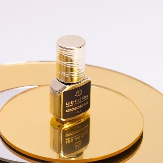 closeup view of Looks Gorgeous Lashes - Oilproof 1S LED Gel glue - clear1